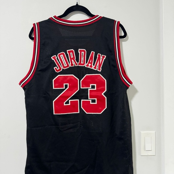 Michael Jordan 23 - Picture 2 of 3